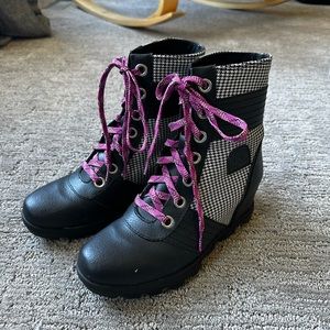 Sorel Joan of arc wedge Kids Boots Black and Pink